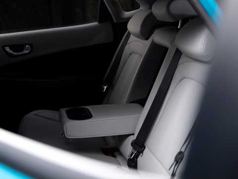 Zadní sedadla v interiéru nového kompaktního SUV Hyundai Kona Electric.